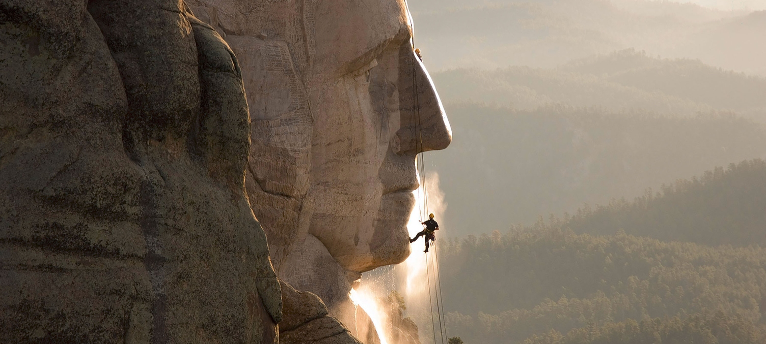 Kärcher Mitarbeiter reinigt Mount Rushmore Kärcher Mitarbeiter reinigt Mount Rushmore