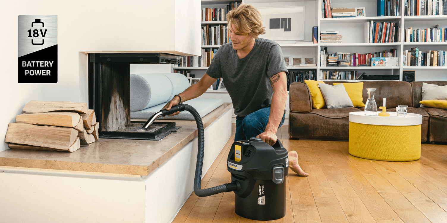 Mann reinigt Kamin mit Akku-Aschesauger AD 2 Battery