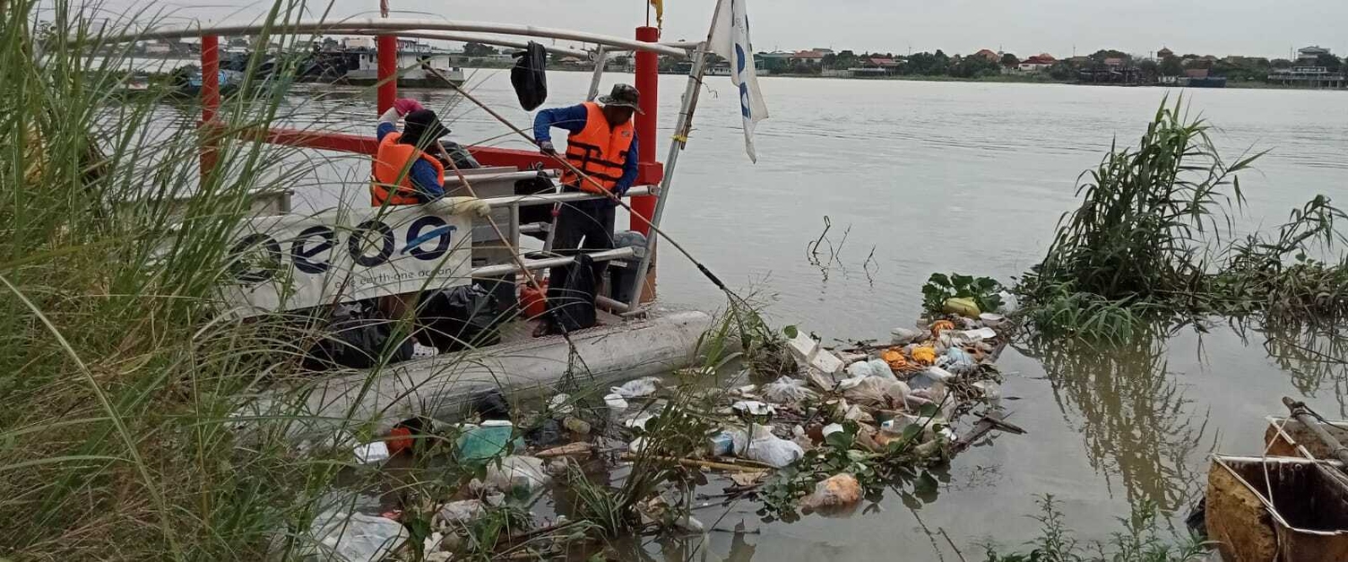 Auch vom Wasser aus sammelt das Team den Müll ein.