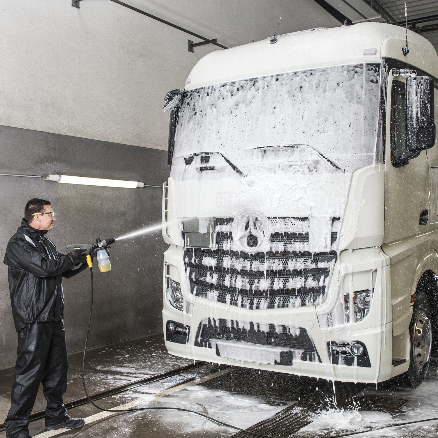 Außenreinigung von Viehtransportern in einer Waschhalle