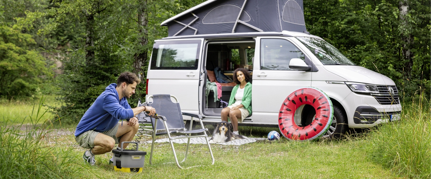 Camping-Equipment reinigen eine Frau reinigt ihren Campingstuhl mit einem Kärcher OC 3