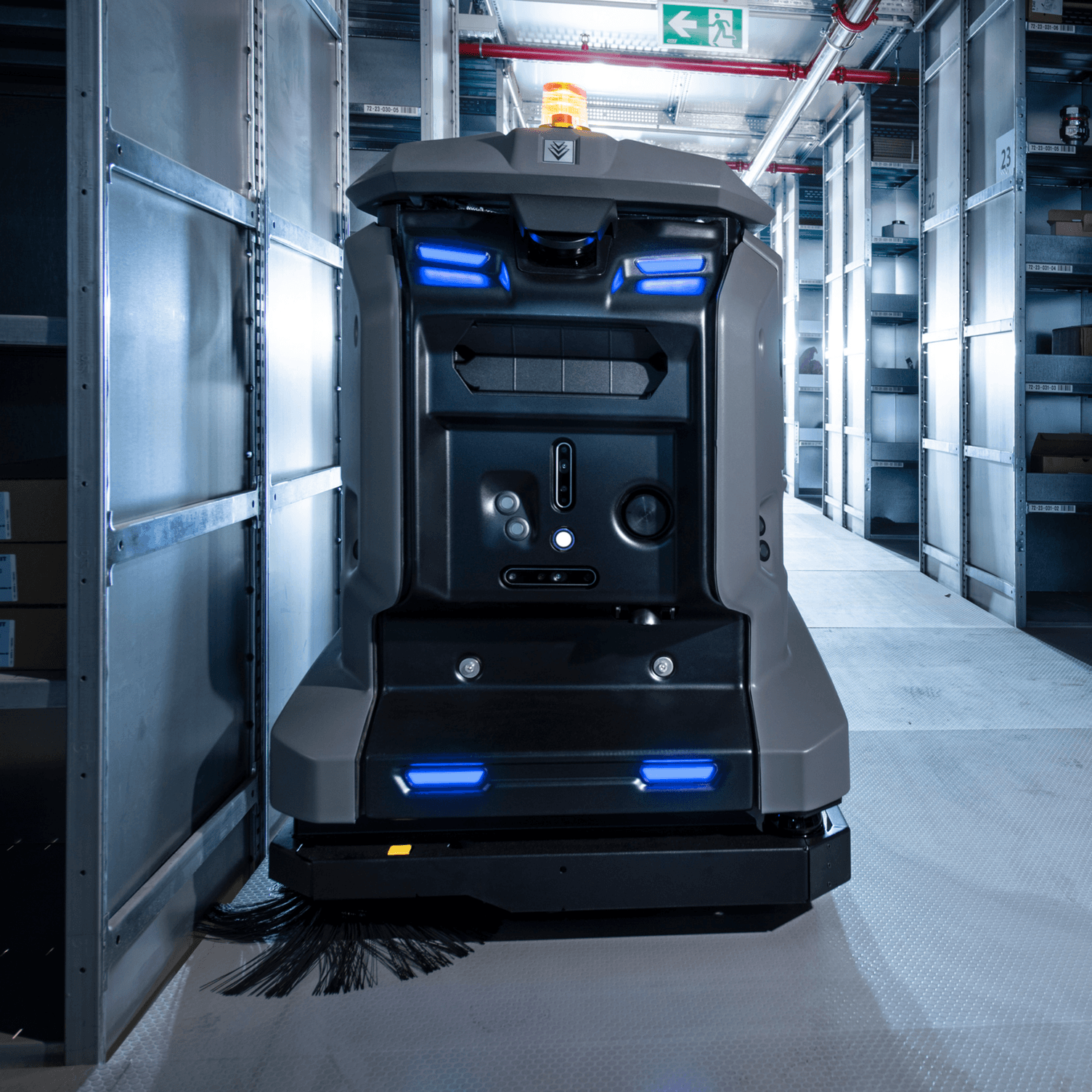 Großflächige Bodenreinigung im Lager mit dem autonomen Kärcher Scheuersaugroboter KIRA B 50