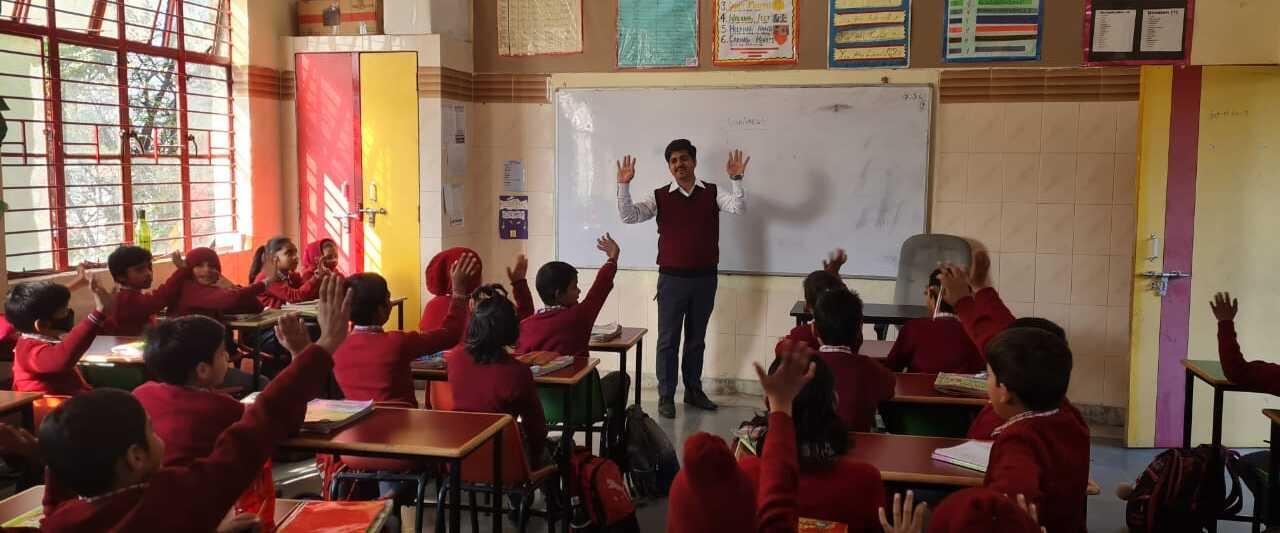 Freiwillige bringen den Kindern Englisch und Mathematik bei