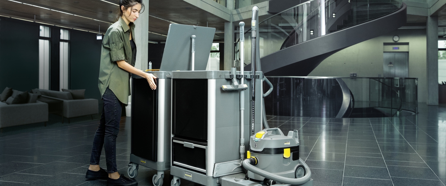 Reinigungswagen FlexoMate Eine Person mit dem Reinigungswagen FlexoMate