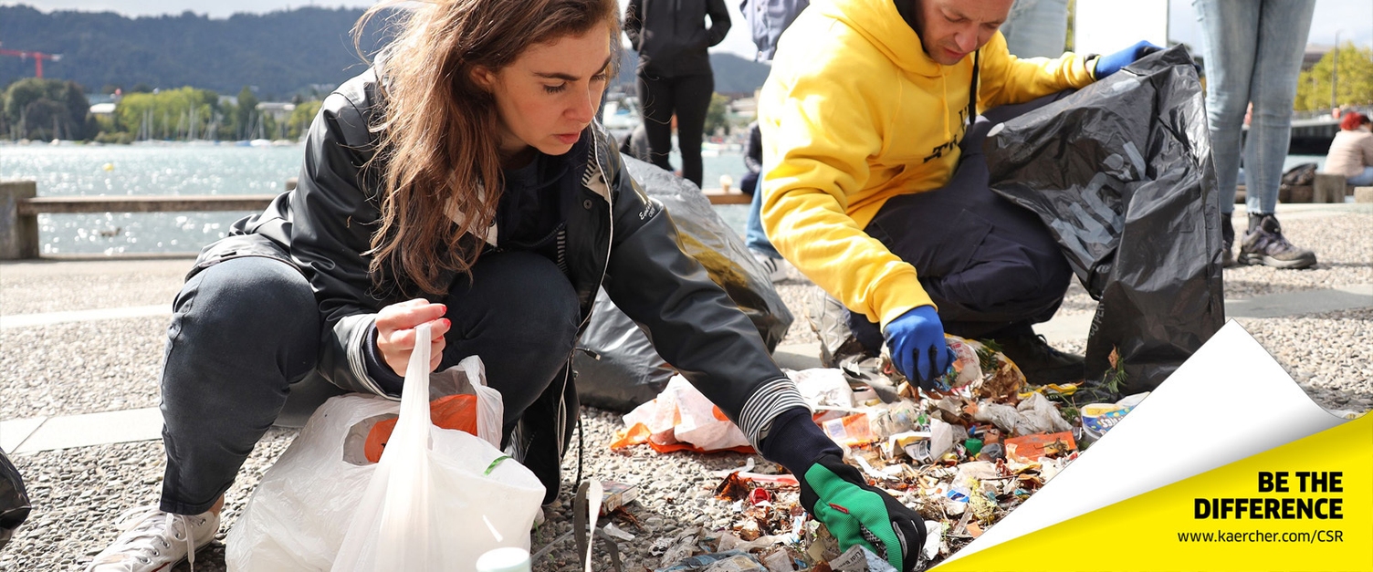 Kärcher Mitarbeitenden sammeln  Müll bei einem Cleanup Projekt.