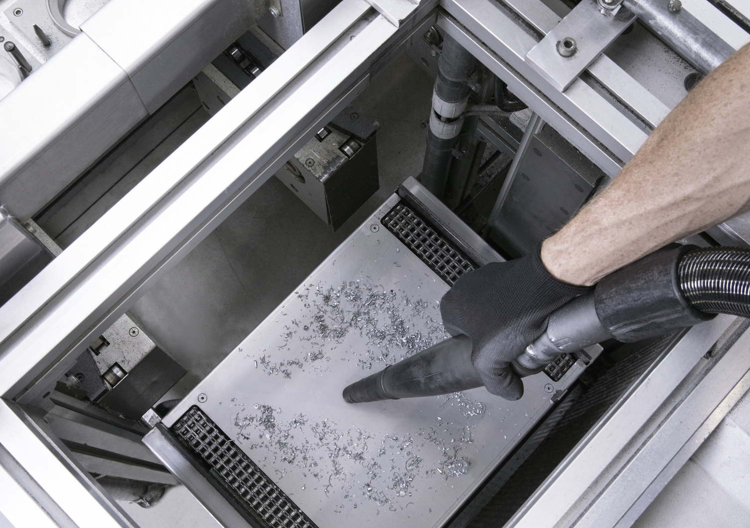Metallspäne werden aus einer Maschine gesaugt