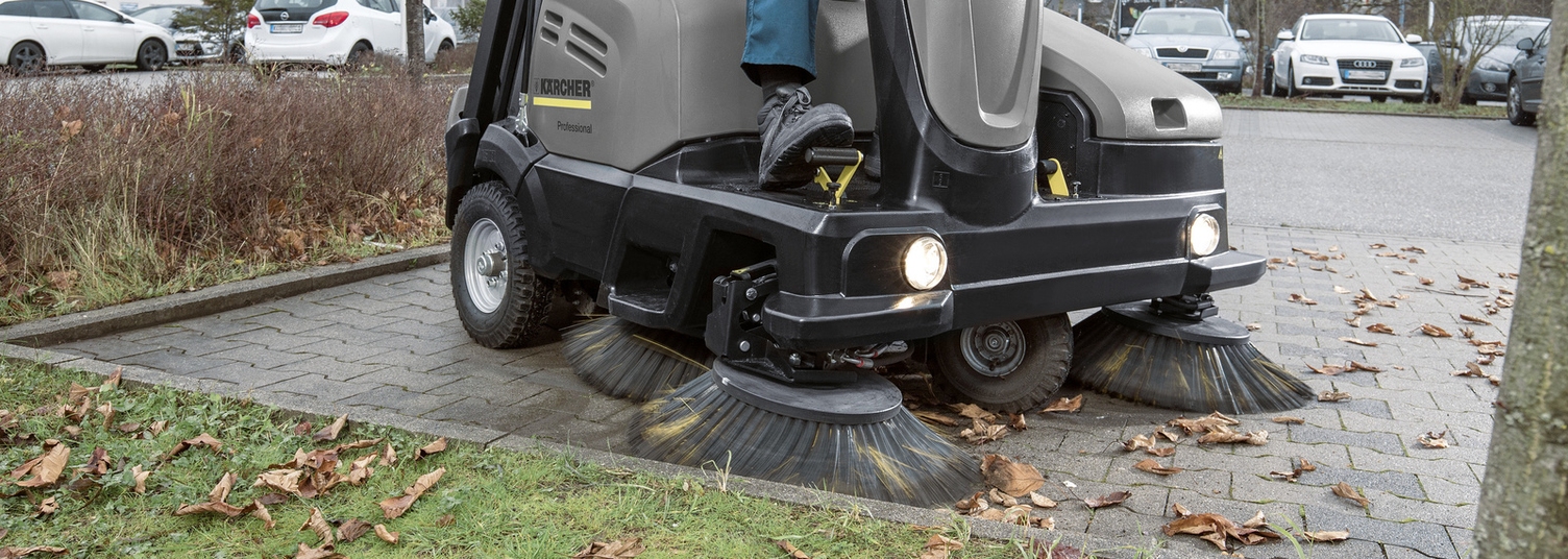 Parkplatzreinigung mit Kehrmaschine