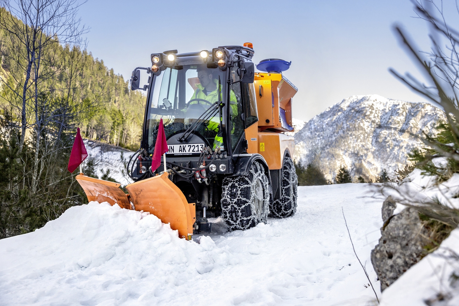 Pay-per-Use für saisonale Einsätze Eine Schneepflugmaschine schiebt den Schnee in einem Berggebiet