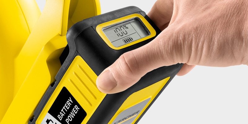 Eine Hand am Akku mit LCD-Display
