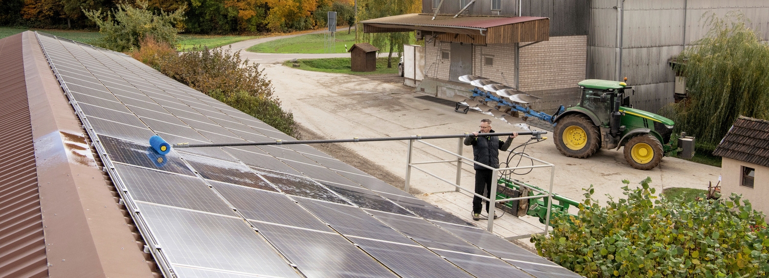 Reinigung von Solaranlagen auf Dächern
