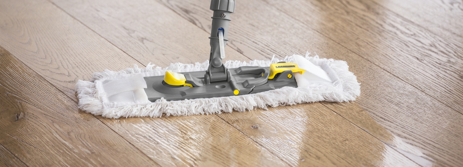 Ein Sprüh-Moppsystem reinigt den Boden