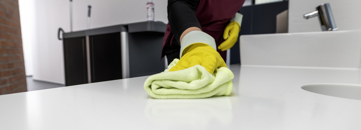 Eine Person reinigt ein Waschbecken