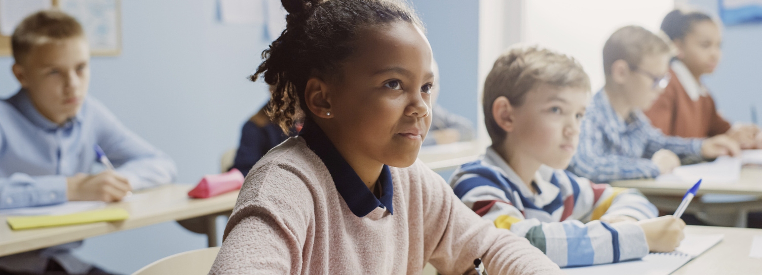 Kinder sitzen im Klassenzimmer in der Schule