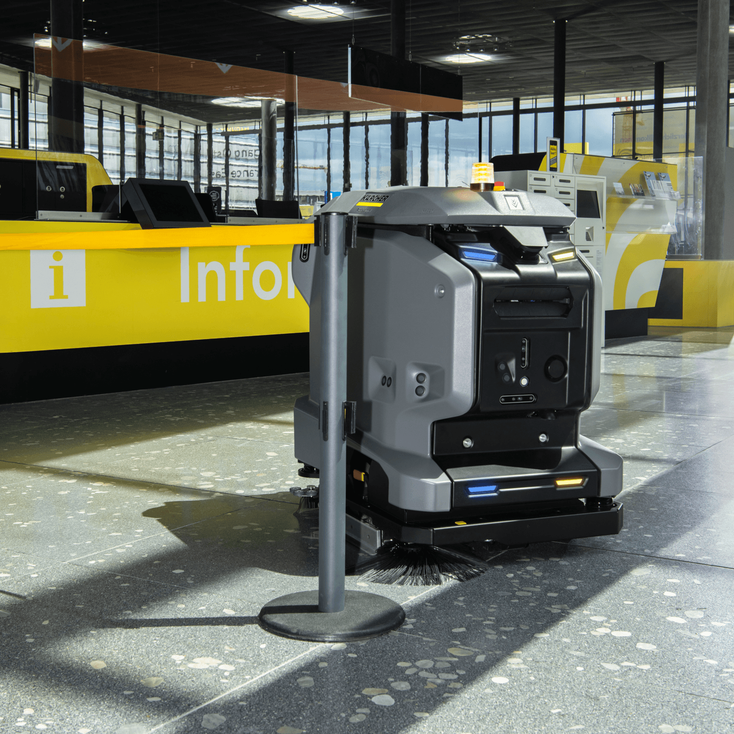 Sichere Reinigung und Hindernisumfahrung dank des autonomen Kärcher Scheuersaugroboters KIRA B 50