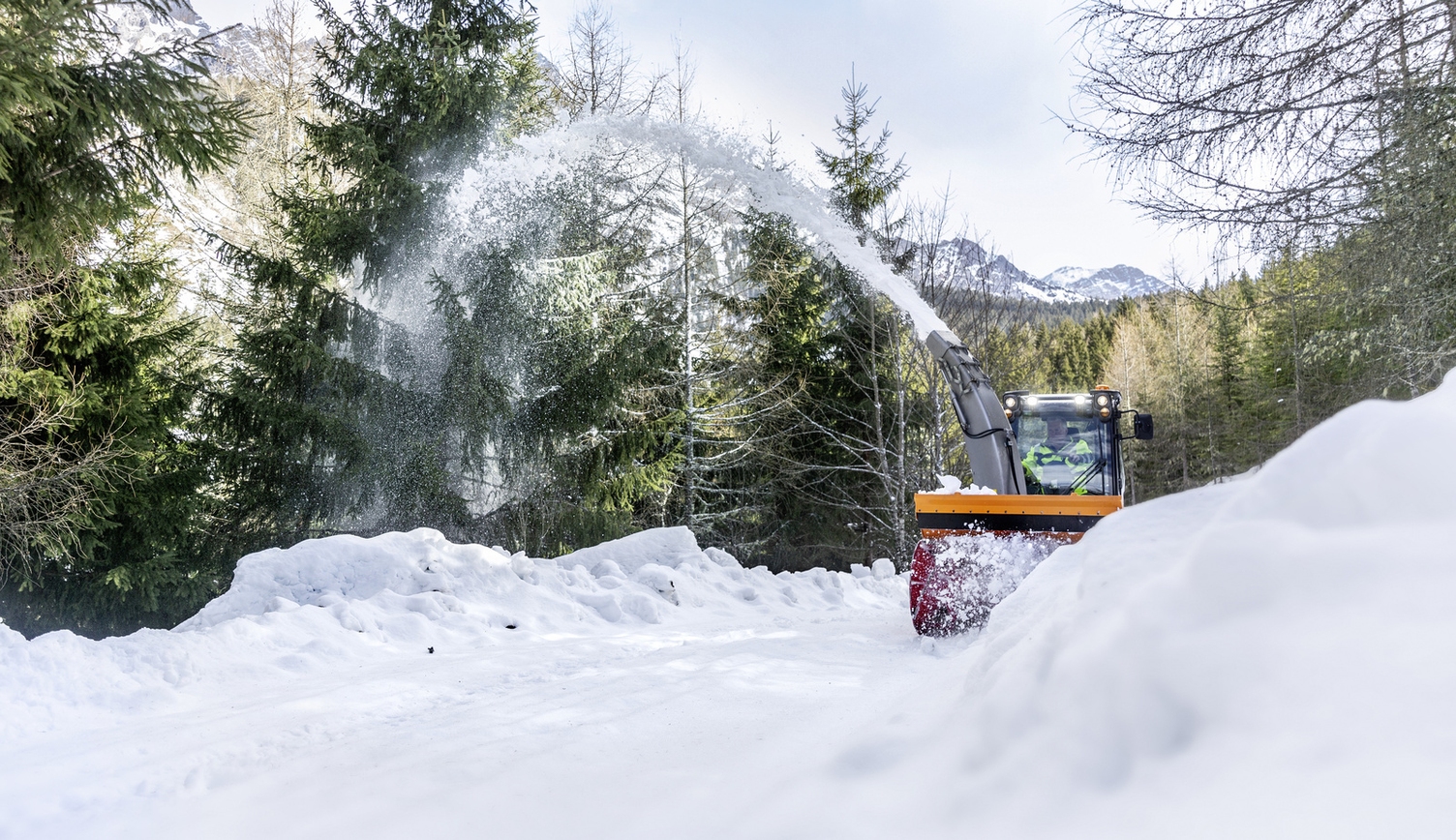Eine Schneefräse befreit einen Weg vom Schnee