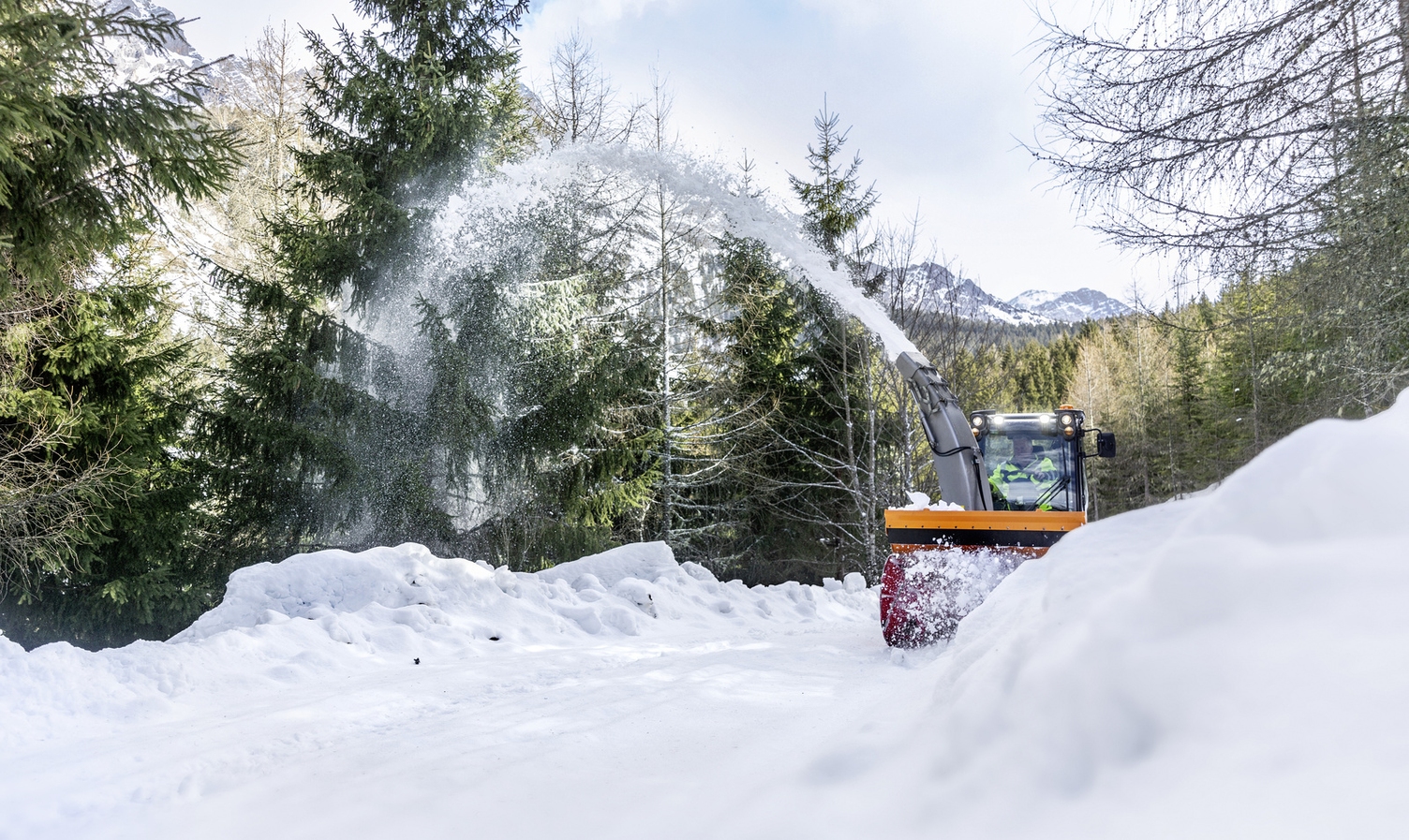 Eine Schneefräse befreit einen Weg vom Schnee