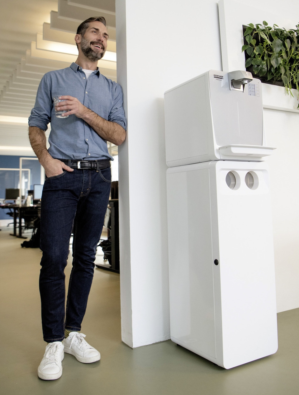 Wasserspender wird im Büro verwendet
