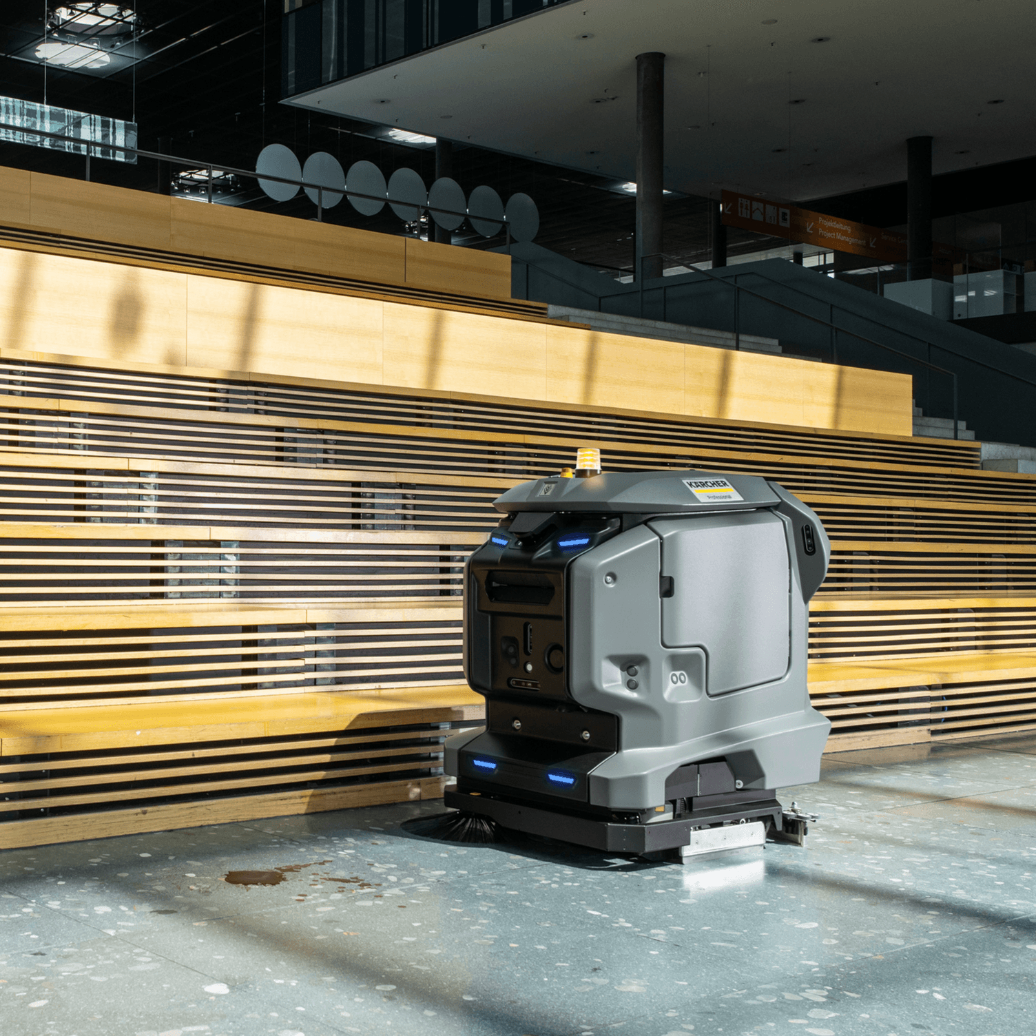 Großflächige Reinigung glatter Flächen am Flughafen mit der autonomen Kärcher Scheuersaugmaschine KIRA B 50