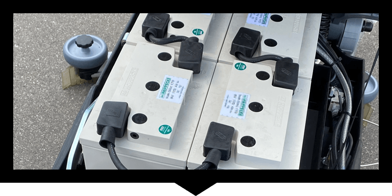 Die einzelnen Pole der Batterien sind zur Verhinderung von Vibrationen vergossen