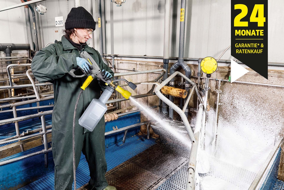 Frau bei der Stallreinigung Frau bei der Stallreinigung