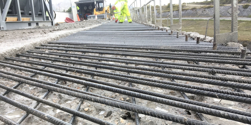 Nach dem Abtragen bleibt von bewehrtem Stahlbeton nur das Stahlgerüst Ein Stahlgerüst nach dem Abtragen von Beton