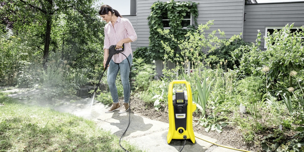 Kärcher K2 im Reinigungseinsatz Kärcher K2 Akku-Hochdruckreiniger reinigt den Gartenweg