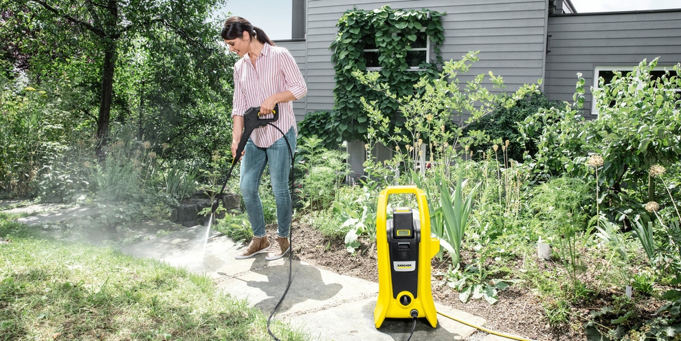 Reinigung Eingangsbereich mit Kärcher Home & Garden Hochdruckreiniger.