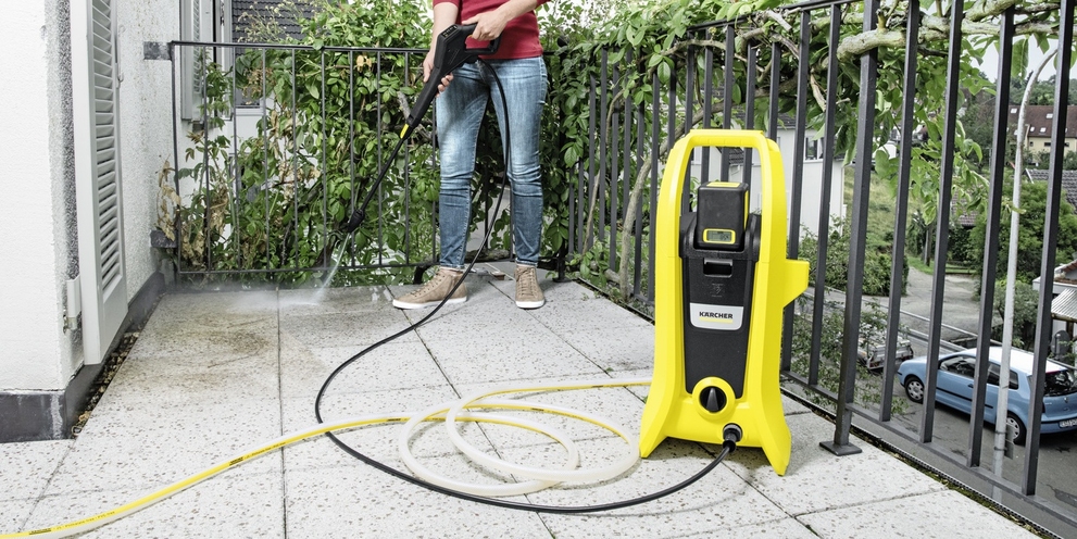 Terrassenreinigung mit Akku-Hochdruckreiniger Terrassenreinigung mit Kärcher Akku-Hochdruckreiniger