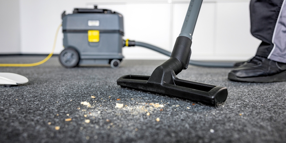 Kärcher Staubsauger filtert bei der Bodenreinigung im Büro