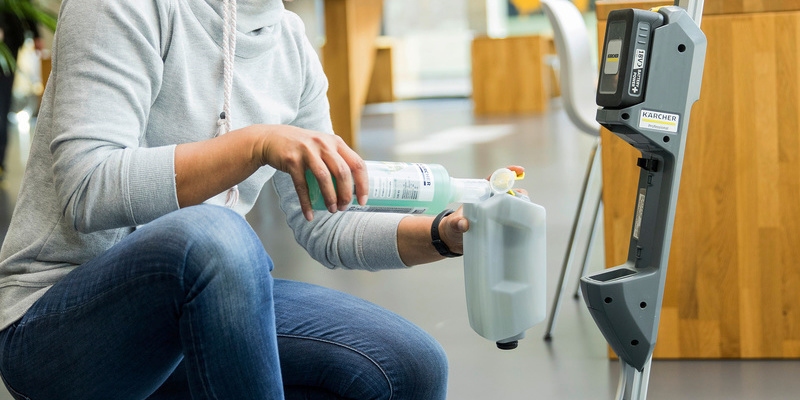 Einfaches Befüllen des Frischwassertanks der Kärcher BR 30/1 C Bp