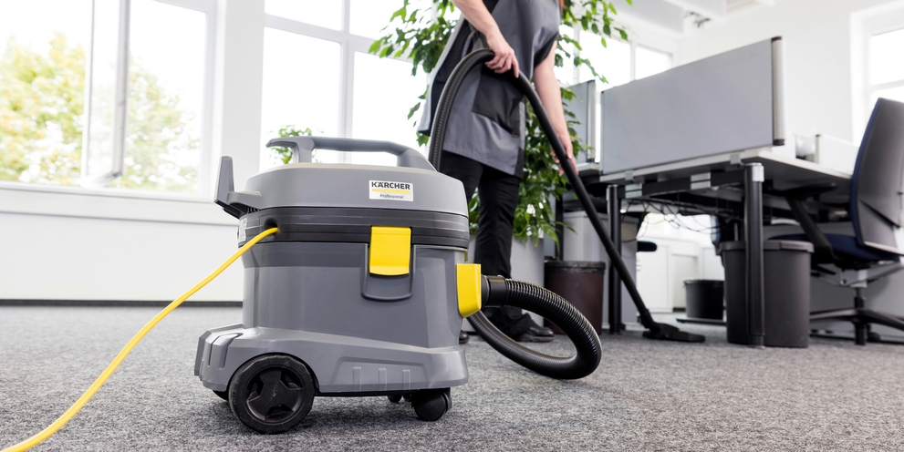 Kärcher Staubsauger filtert bei der Bodenreinigung im Büro