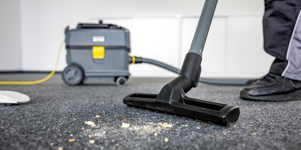 Kärcher Staubsauger filtert bei der Bodenreinigung im Büro