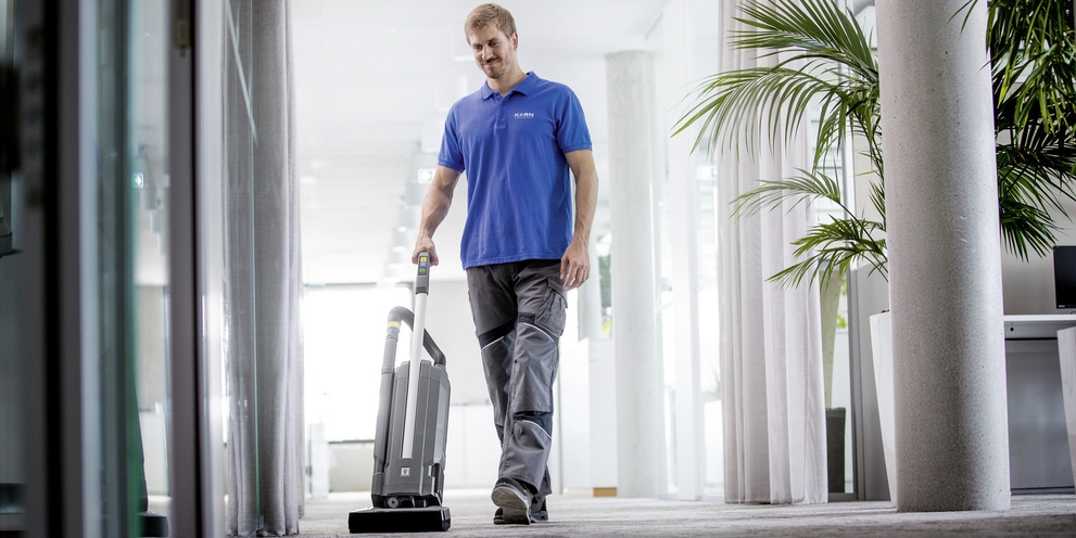 ultraflacher Bürstsauger mit besonders geringer Unterfahrhöhe ultraflacher Bürstsauger mit besonders geringer Unterfahrhöhe