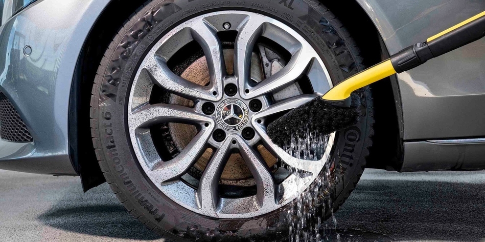 Autofelgen werden mit einer Kärcher Waschbürste gereinigt