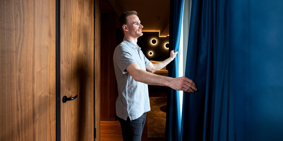 Ein Mann öffnet ein Hotelfenster