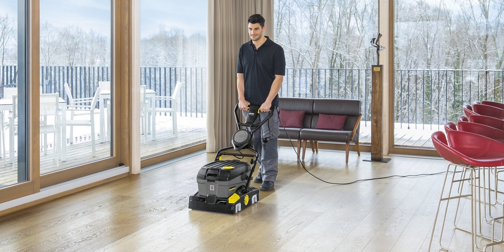 Grundreinigung von Holzbelägen mit der Scheuersaugmaschine