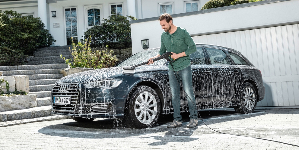 Ein Mann wäscht sein Auto
