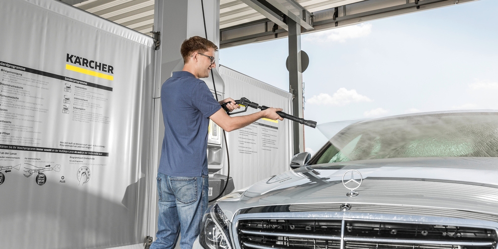 Auto waschen mit Hochdruckwäsche