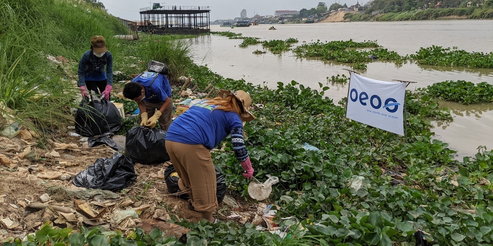 Das Hotspot-Team sammelt Müll am Mekong in Kambodscha.