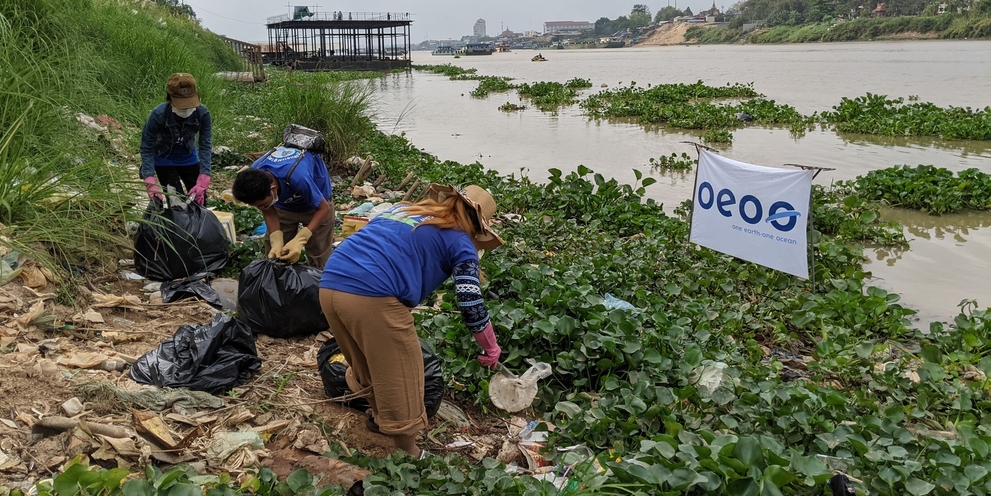 Das Hot Spot Team sammelt Müll am Ufer des Mekong.