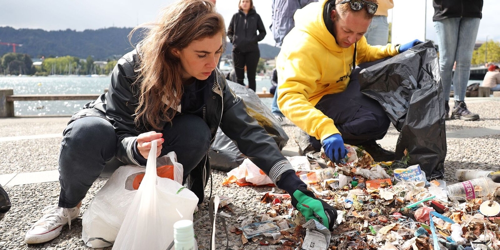 Mitarbeitende von Kärcher sammeln Müll bei einem Cleanup Projekt