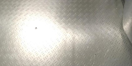 Ansicht eines sauberen Bodens aus Aluminium. Ansicht eines sauberen Bodens aus Aluminium.