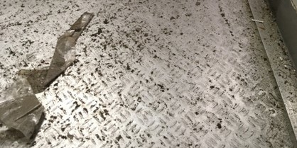 Ansicht eines verschmutzten Boden aus Aluminium. Ansicht eines verschmutzten Boden aus Aluminium.