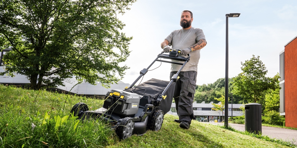 Worker using the Kärcher Professional lawn mower
