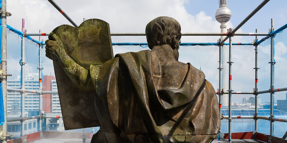 Eine Statue mit einer Moosschicht