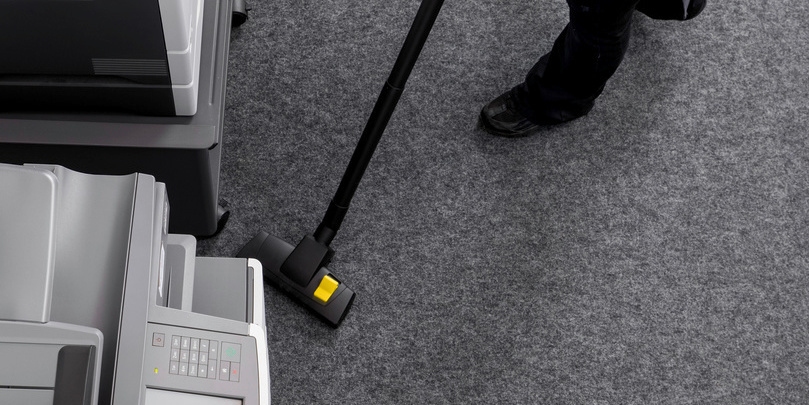 Keimfreie Reinigung von Teppichboden im Büro durch Kärcher Sauger mit Luftfilter