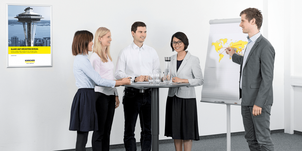 Menschen im Raum diskutieren