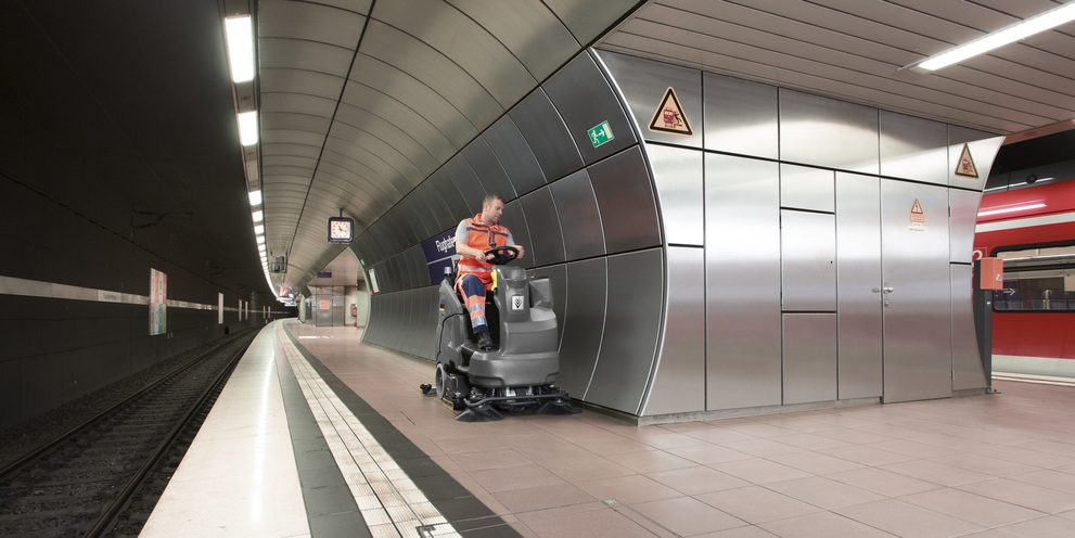 Aufsitz-Kehrsaugmaschine im Einsatz Die Aufsitz-Kehrsaugmaschine von Kärcher im Einsatz