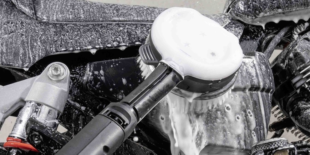 Motorrad mit einer rotierenden Waschbürste von Kärcher waschen