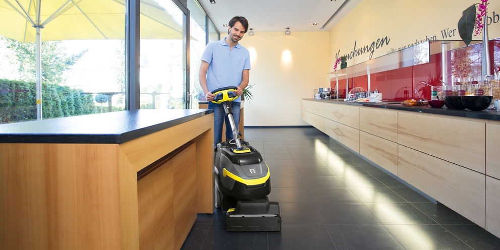 Fliesenreinigung mit kompakter Scheuersaugmaschine
